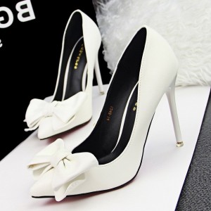 beyaz deri kurdeleli ince topuklu stiletto