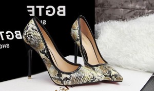 siyah krem yılan derisi desenli stiletto