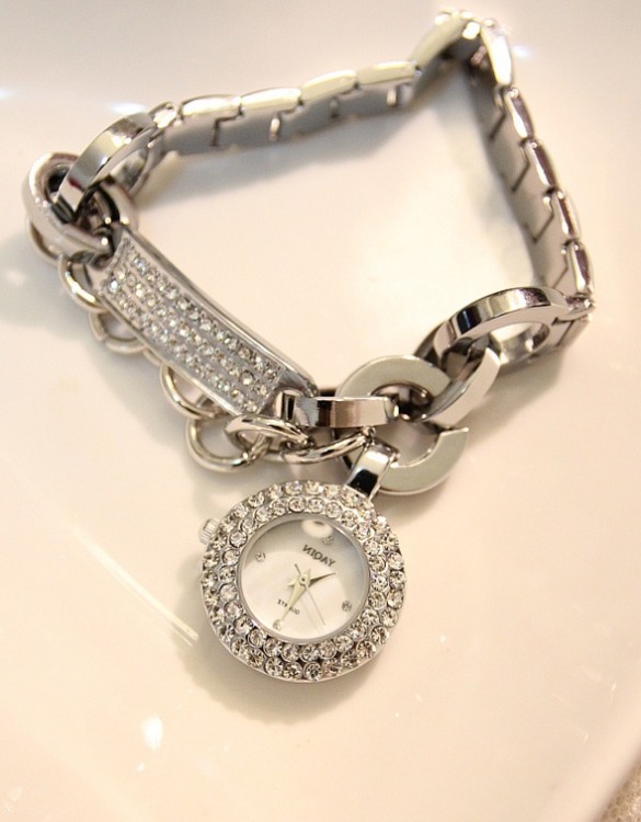 swarovski taşlı gümüş rengi bileklik saat sk5132 swarovski taşlı gümüş rengi bileklik saat sk5132