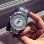 gümüş rengi simli bayan lüks kol saati sk9859