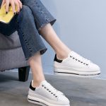 siyah beyaz bağcıklı yüksek taban spor ayakkabı sk23435