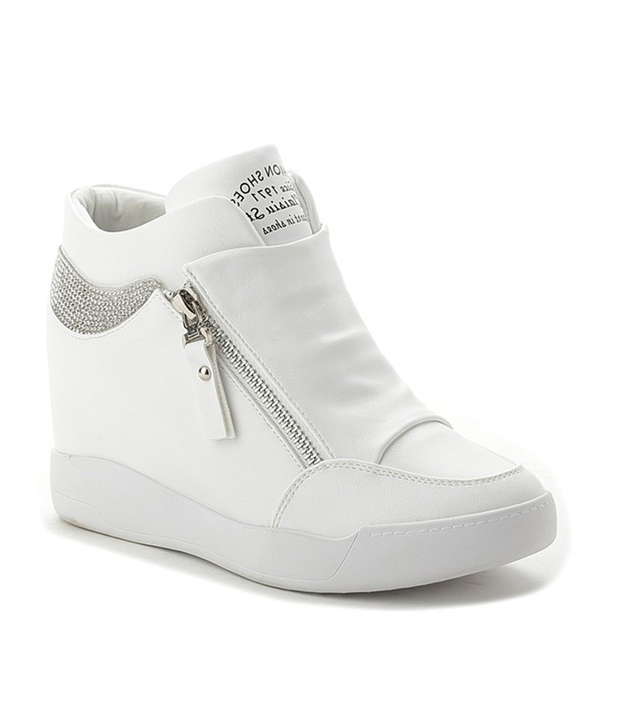 stylish sneakers women everyday look
