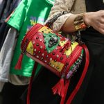 çok renkli kuru kafa detaylı silindir çanta sk24421