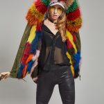 haki renkli kürk kapüşonlu armalı parka sk26335