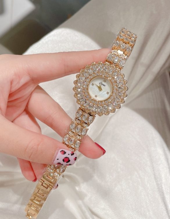 Gold Altın Rengi Taş kaplamalı Zarif Kadın Kol Saati SK53252 Gold Altın Rengi Taş kaplamalı Zarif Kadın Kol Saati SK53252