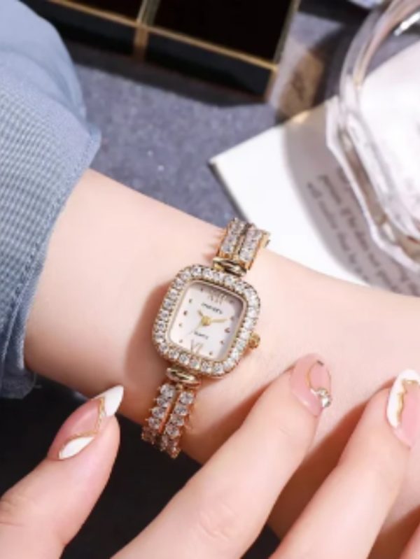 Zirkonyum Taşlı Zarif Kadın Kol Saati SK54711 - Altın