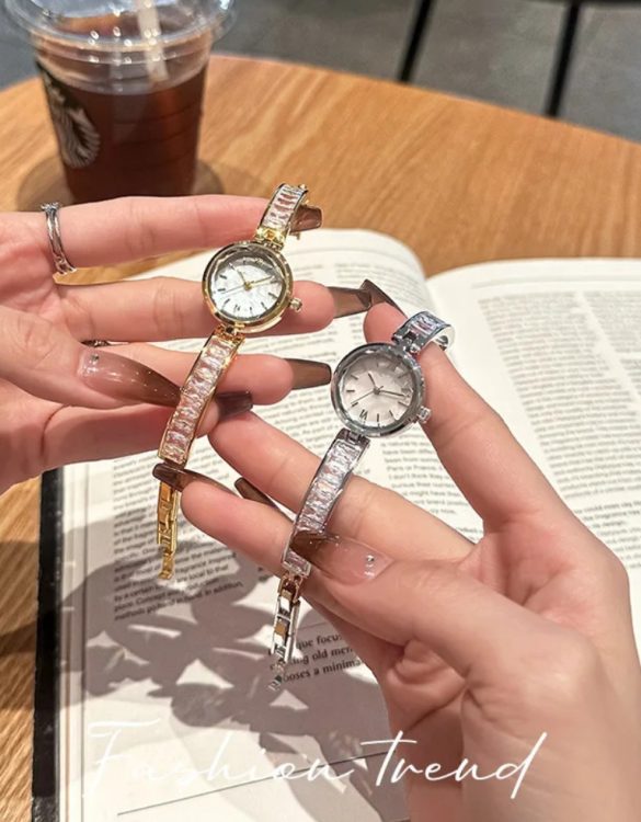 Gümüş Kristal Taşlı Kelepçe Kol Saati SK54788 Gümüş Kristal Taşlı Kelepçe Kol Saati SK54788