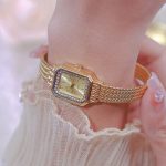 Altın rengi retro saat