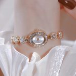 altın rengi zirkonyum taşlı saat