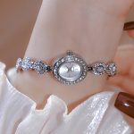 gümüş kordonlu taşlı saat