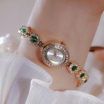 yeşil taşlı altın rengi saat